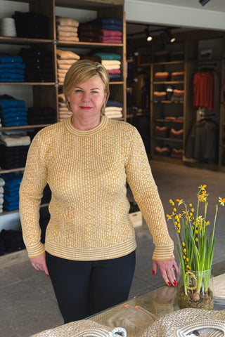 Lanullva Mønsterstrikket Ullgenser Crewneck, Smørblomst